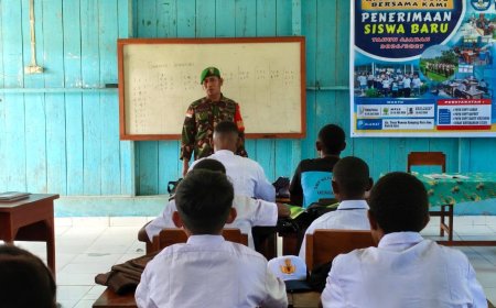 Babinsa Airu Bakar Semangat Disiplin Siswa Baru di Perbatasan Papua