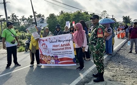 Babinsa Skanto Kawal Jalan Santai Hari Anak Nasional Tanamkan Semangat Generasi Emas 2045
