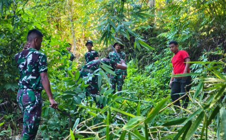 Yonif TP 804/DBAY Gotong Royong Bersama Warga Kimi Siapkan Tiang Bendera Sambut HUT ke-81 Kemerdekaan RI
