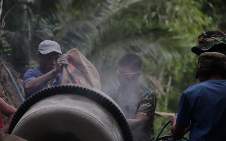 Satu Karung Semen Satu Tekad Bersama Kekompakan Pratu Diki dan Tono Percepat Pembangunan Jalan TMMD