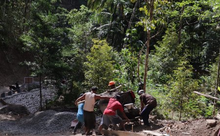 Gotong Royong Angkat Molen Semangat Kebersamaan Percepat Pembangunan Jalan TMMD
