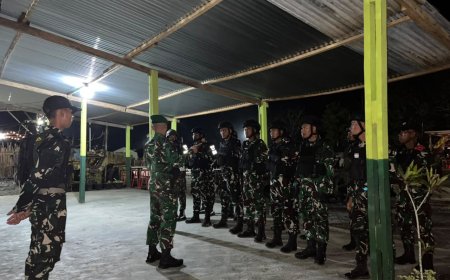 Patroli Malam Yonif TP 860/NSK Ciptakan Rasa Aman di Waropen, Warga Sambut Kehadiran Prajurit TNI