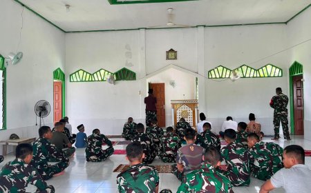 Prada Nasrullah Jadi Imam Salat Jumat, Prajurit Yonif TP 860/NSK Perkuat Kemanunggalan TNI-Rakyat Lewat Program BERSATU