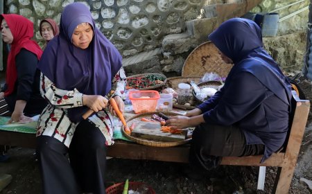 Bu Sarijem Dapur Semangat TMMD Reg 129 Gumelem Kulon