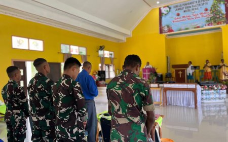 Personel Yonif TP 860/NSK Ikuti Ibadah Minggu di Gereja Eben Haezer Waropen, Wujud Pembinaan Mental dan Rohani Prajurit