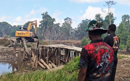 Jembatan Vital Penghubung Kampung Wanam Diperbaiki Personel Satgas TMMD ke-129