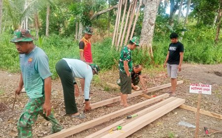 Personel Satgas TMMD ke-129 Kebut Pembangunan MCK di Kampung Wanam