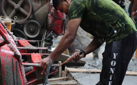 Pratu Faisal Jadi Bengkel Dadakan Di TMMD Reguler ke-129