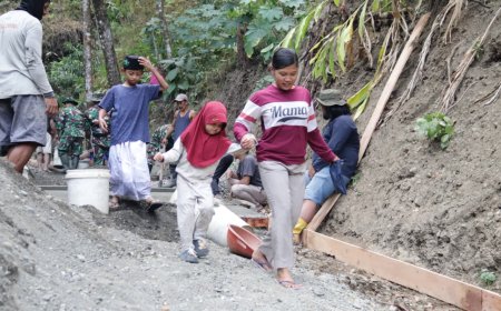 Ibu Ati dan Buah Hati Saksikan Pembangunan Jalan TMMD