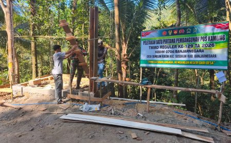 Sekdes Gumelem Kulon Turun Tangan Bangun Pos Kamling Bersama Satgas TMMD