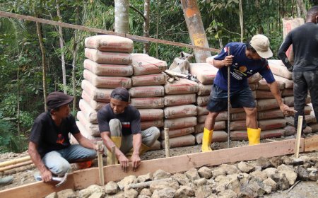 Madrohim Pastikan Adukan Tak Terbuang Pasang Bekisting TMMD Reguler ke-129