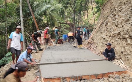 Ratakan Cor Wujud Gotong Royong TMMD Reguler ke-129 Gumelem Kulon