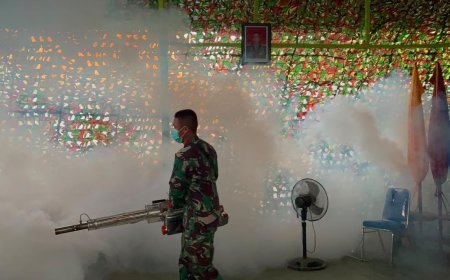 Yonif TP 860/NSK Gelar Fogging di Marshalling Area Waropen, Cegah Malaria dan DBD Demi Jaga Kesiapan Prajurit
