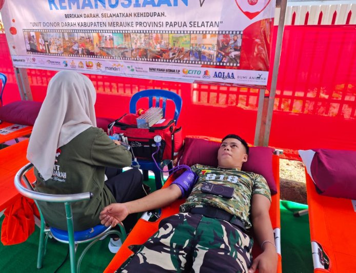 Tebar Semangat Kemanusiaan, Personel Korem 174/ATW Donorkan Darah di PMI Merauke