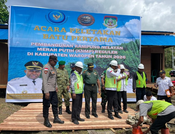 Dukung Program Nasional, Prajurit Yonif TP 860/NSK Hadiri Peletakan Batu Pertama Kampung Nelayan Merah Putih di Waropen