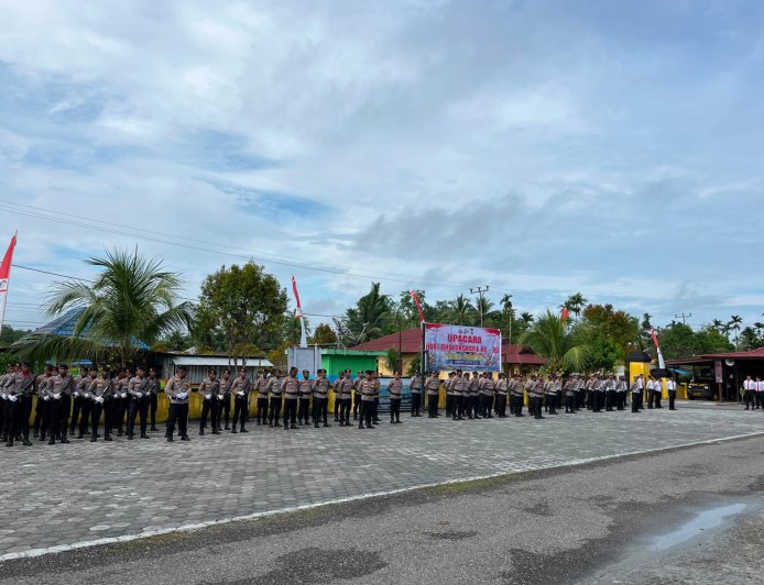 Sinergi TNI-Polri Makin Solid! Prajurit Yonif TP 860/NSK Hadiri Upacara HUT Bhayangkara ke-80 di Waropen