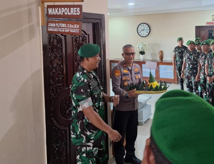 Sinergi Membumi di Bumi Amungsa: Danyonif 820/DAAI Beri Kejutan Manis ke Brimob dan Polres Mimika di HUT Bhayangkara