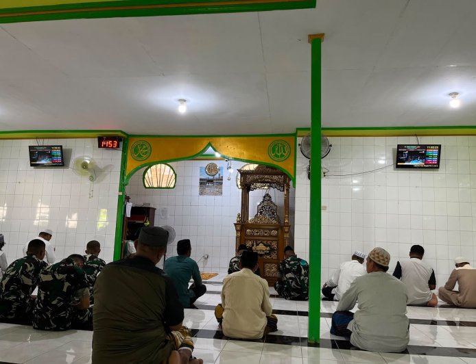 Prajurit Yonif TP 860/NSK Sholat Jumat Bersama Warga Waropen, Program BERSATU Perkuat Kemanunggalan TNI dan Rakyat