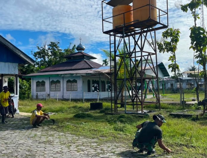 Prajurit Yonif TP 860/NSK Gotong Royong Bersihkan Fasilitas Umum di Waropen, Wujud Nyata Kepedulian TNI untuk Masyarakat