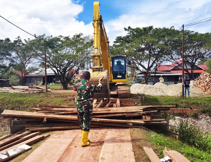 Babinsa Kodim 1707/Merauke Kawal Pembangunan Jembatan Aramco, Wujud Nyata TNI Hadir Membangun Harapan Masyarakat