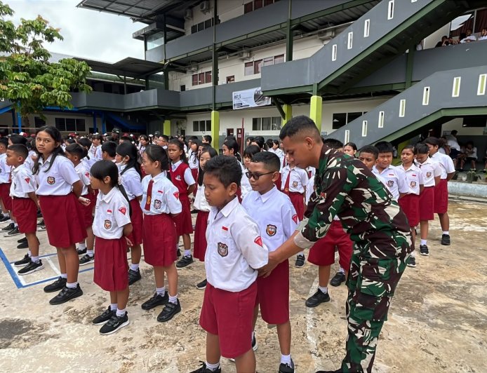Pelatihan PBB Dari Yonif TP 820/DAAI, Tanamkan Displin dan Karakter Sejak Dini di SD Kristen Kalam Kudus Timika