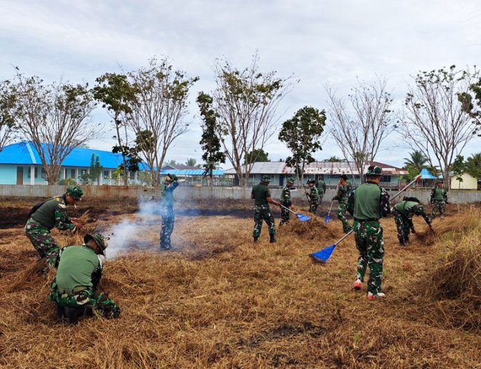 Semangat TNI dan Warga Tanah Miring, Kerja Bakti Bersihkan Lapangan Sambut HUT ke-81