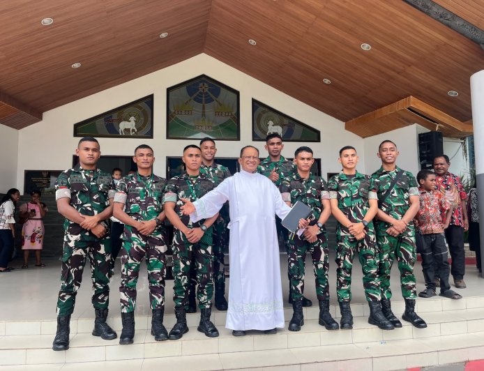 Yonif 820/DAAI Hadiri Ibadah di Katedral Tiga Raja, Simbol Harmoni di Bumi Cenderawasih