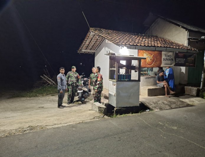 Patroli Gabungan TNI Perkuat Siskamling dan Sosial