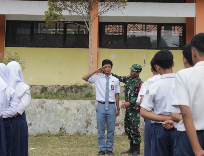 Babinsa Koramil 19/Bumijawa Tanamkan Semangat Kebangsaan dan Disiplin kepada Siswa Baru SMK Arrizqo
