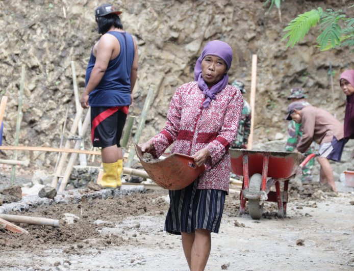 Semangat Bariah Menggerakkan Asa TMMD Gotong Royong Bangun Jalan Masa Depan Desa