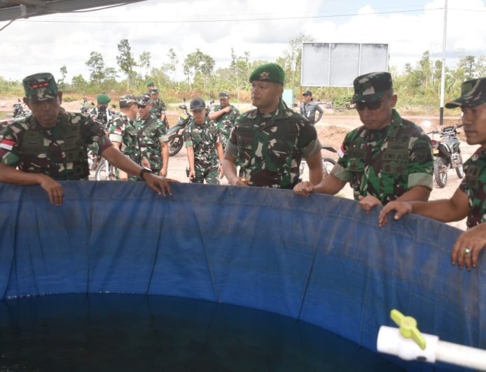"Batalyon Teritorial Harus Jadi Motor Ketahanan Pangan," Pangdam XXIV/MT Tinjau Pengembangan Peternakan Yonif TP 818/Yuboi