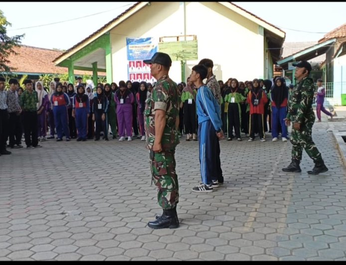 Babinsa Koramil 16/Margasari Tanamkan Disiplin dan Jiwa Nasionalisme kepada Siswa Baru SMK Ma'arif Margasari