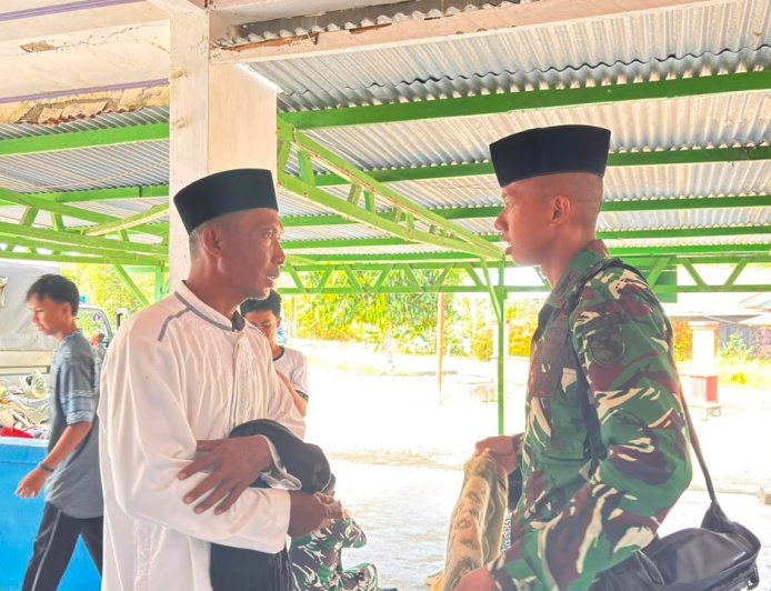 Prajurit Yonif TP 860/NSK Perkuat Kemanunggalan dengan Warga Lewat Program BERSATU di Masjid Al-Mustaqim Waropen