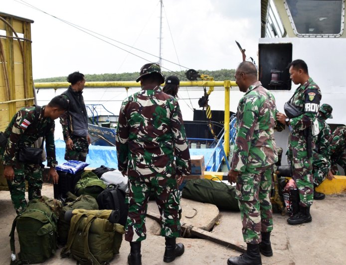 Awali Misi Pengabdian Untuk Negeri, Personel Satgas TMMD ke-129 Berlayar Menuju Kampung Wanam