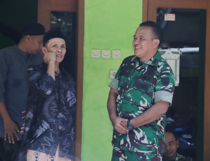 Kehangatan Komsos Peltu Widodo Menguatkan Kebersamaan TNI dan Warga di Lokasi TMMD
