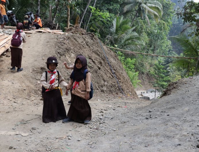 Seragam Pramuka dan Senyum Ceria Kalisa-Arumi Warnai TMMD Reguler ke-129 di Gumelem Kulon