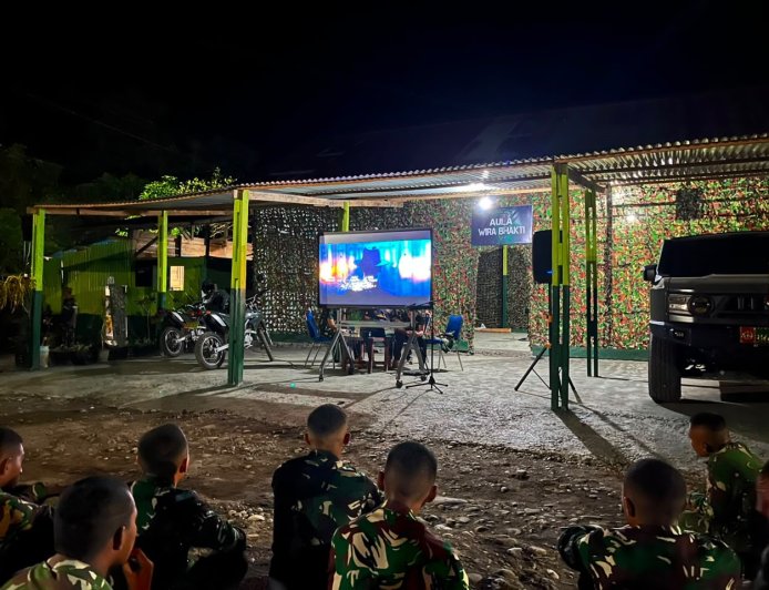 Prajurit Yonif TP 860/NSK Perkuat Soliditas Lewat Nobar Layar Tancap, Bangun Kebersamaan di Tengah Kesibukan Tugas