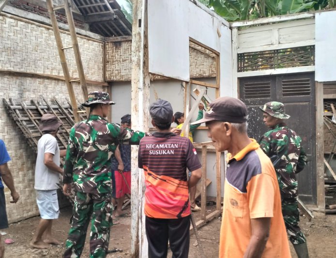 Gotong Royong Bongkar RTLH Langkah Awal Menghadirkan Rumah Layak untuk Pak Toid