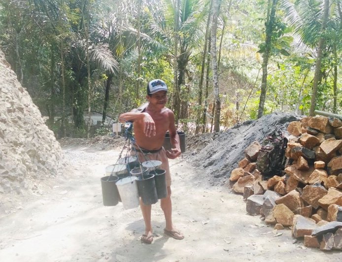 Senyum Satgas TMMD dan Penderes Nira Obrolan Hangat yang Menguatkan Semangat Membangun Desa