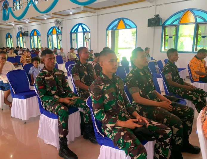 Prajurit Yonif TP 860/NSK Khusyuk Ikuti Ibadah Minggu di Gereja Katolik St. Paulus Batu Zaman, Perkuat Mental Rohani dan Kedekatan dengan Masyarakat