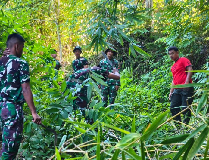 Yonif TP 804/DBAY Gotong Royong Bersama Warga Kimi Siapkan Tiang Bendera Sambut HUT ke-81 Kemerdekaan RI