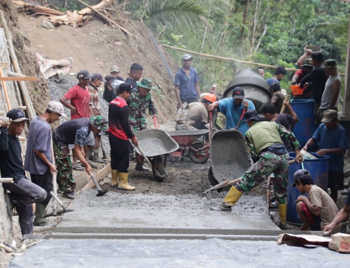 Kebersamaan TNI dan Warga Jadi Kekuatan Utama Percepat Pembangunan Jalan TMMD