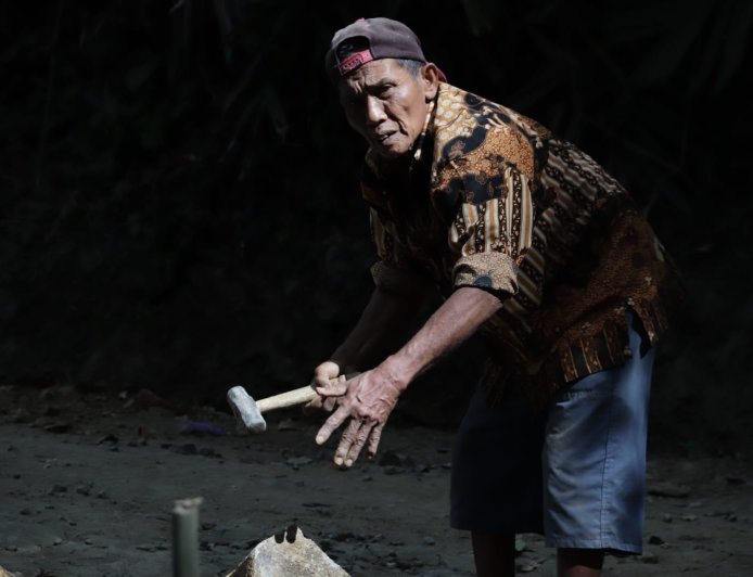 Usia 73 Tahun Sumardi Tetap Semangat Pecah Batu