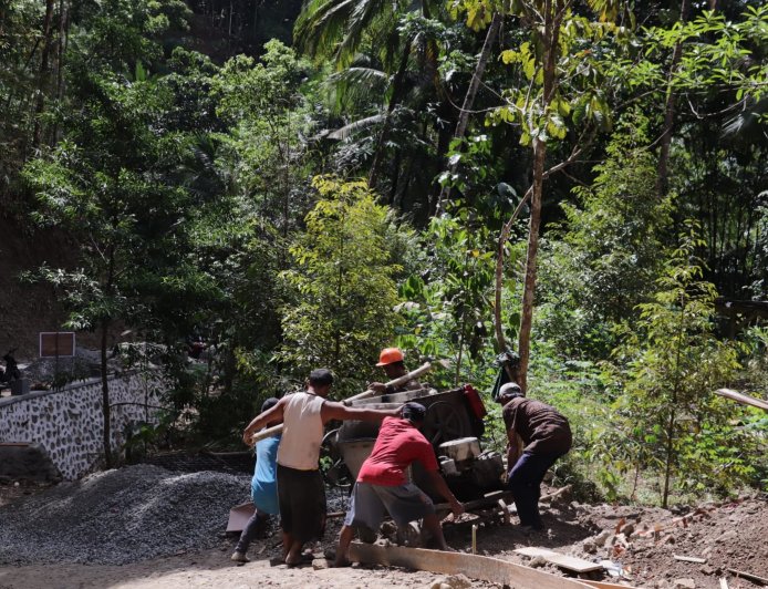 Gotong Royong Angkat Molen Semangat Kebersamaan Percepat Pembangunan Jalan TMMD