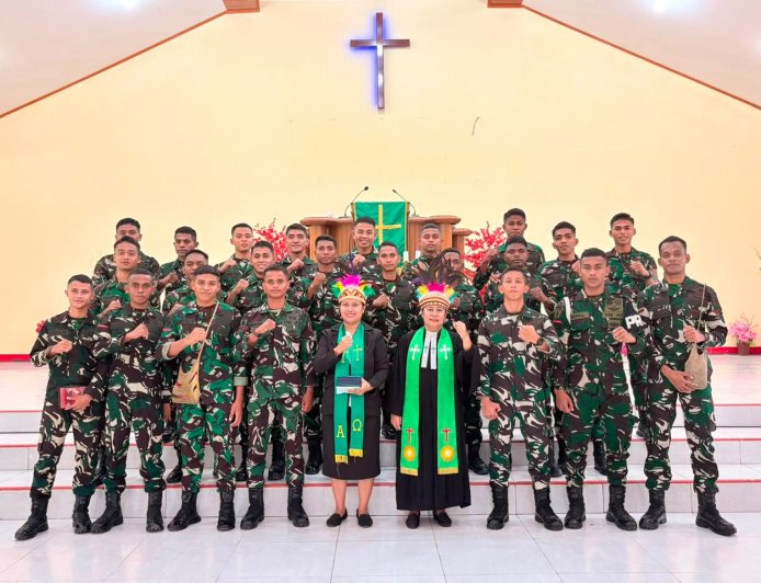 Memperkuat Iman dan Kemanunggalan TNI-Rakyat, Yonif TP 820/DAAI Gelar Ibadah Minggu Bersama di Bumi Cenderawasih