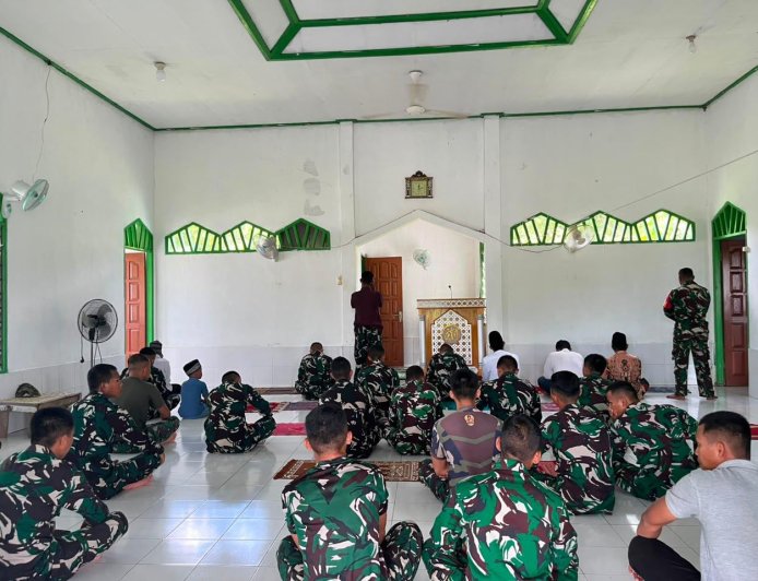 Prada Nasrullah Jadi Imam Salat Jumat, Prajurit Yonif TP 860/NSK Perkuat Kemanunggalan TNI-Rakyat Lewat Program BERSATU
