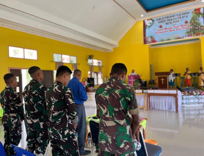 Personel Yonif TP 860/NSK Ikuti Ibadah Minggu di Gereja Eben Haezer Waropen, Wujud Pembinaan Mental dan Rohani Prajurit