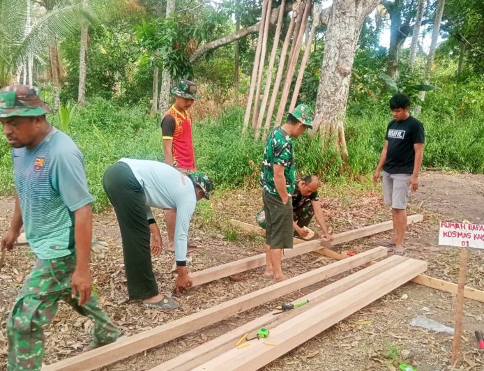 Personel Satgas TMMD ke-129 Kebut Pembangunan MCK di Kampung Wanam