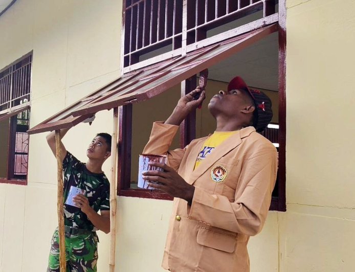 Pengabdian Nyata TNI AD, Melalui Gotong Royong Rehabilitasi SMP Negeri Urumb Hampir Rampung