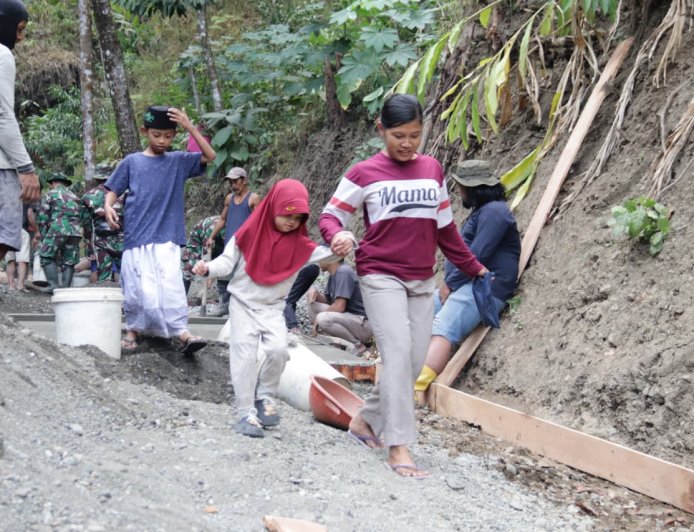 Ibu Ati dan Buah Hati Saksikan Pembangunan Jalan TMMD